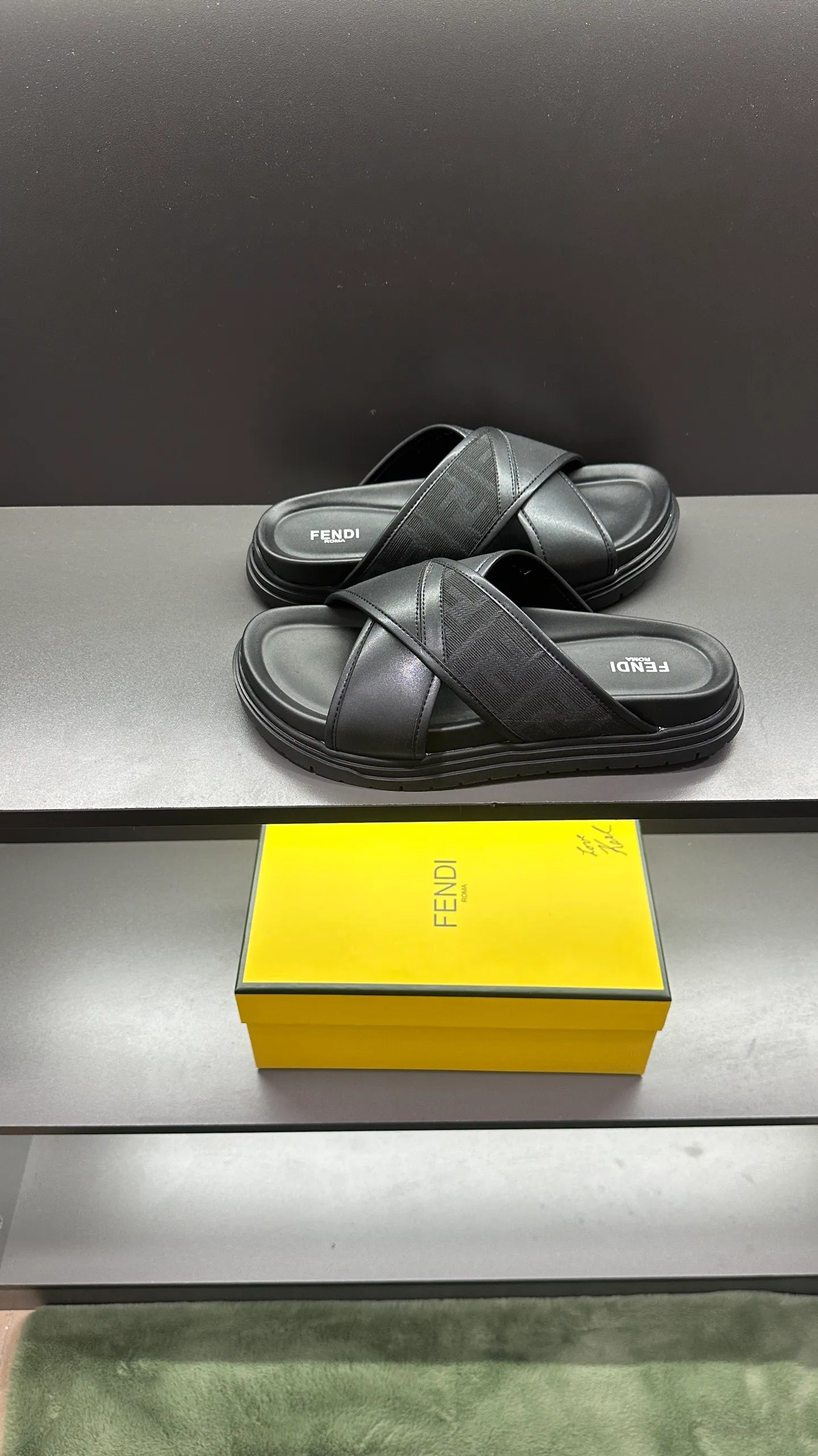 P300 [Fendi Slippers] High-end men's shoes brand, official website 1:1 latest masterpiece: original mold customization, fabrics made of imported original materials, upgraded outsole, lighter and non-slip. The market's top quality, simple yet tasteful, a must-have for fashionistas, fashionable at your feet, full of confidence, the same style at the counter 👍The season of summer slippers is here. Code: 38-45, 46 order